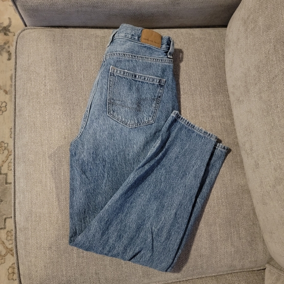 American Eagle Relaxed Mom Jean Distressed Knees. Like New! Size 00 Short - Picture 6 of 6